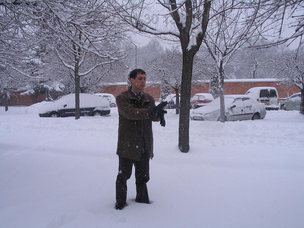 184_8401.jpg - Na itt megmondom a hóvastagságot! 17cm+sacc :D