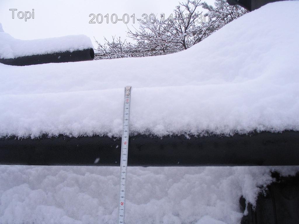 184_8419.jpg - Friss hóréteg vastagsága